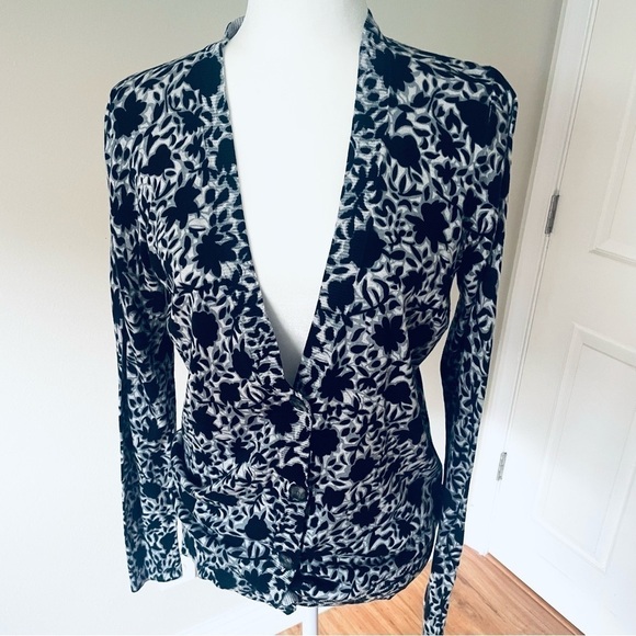 NWT Loft by Ann Taylor Black Flower Sweater – Size M 🌸 - Picture 3 of 10